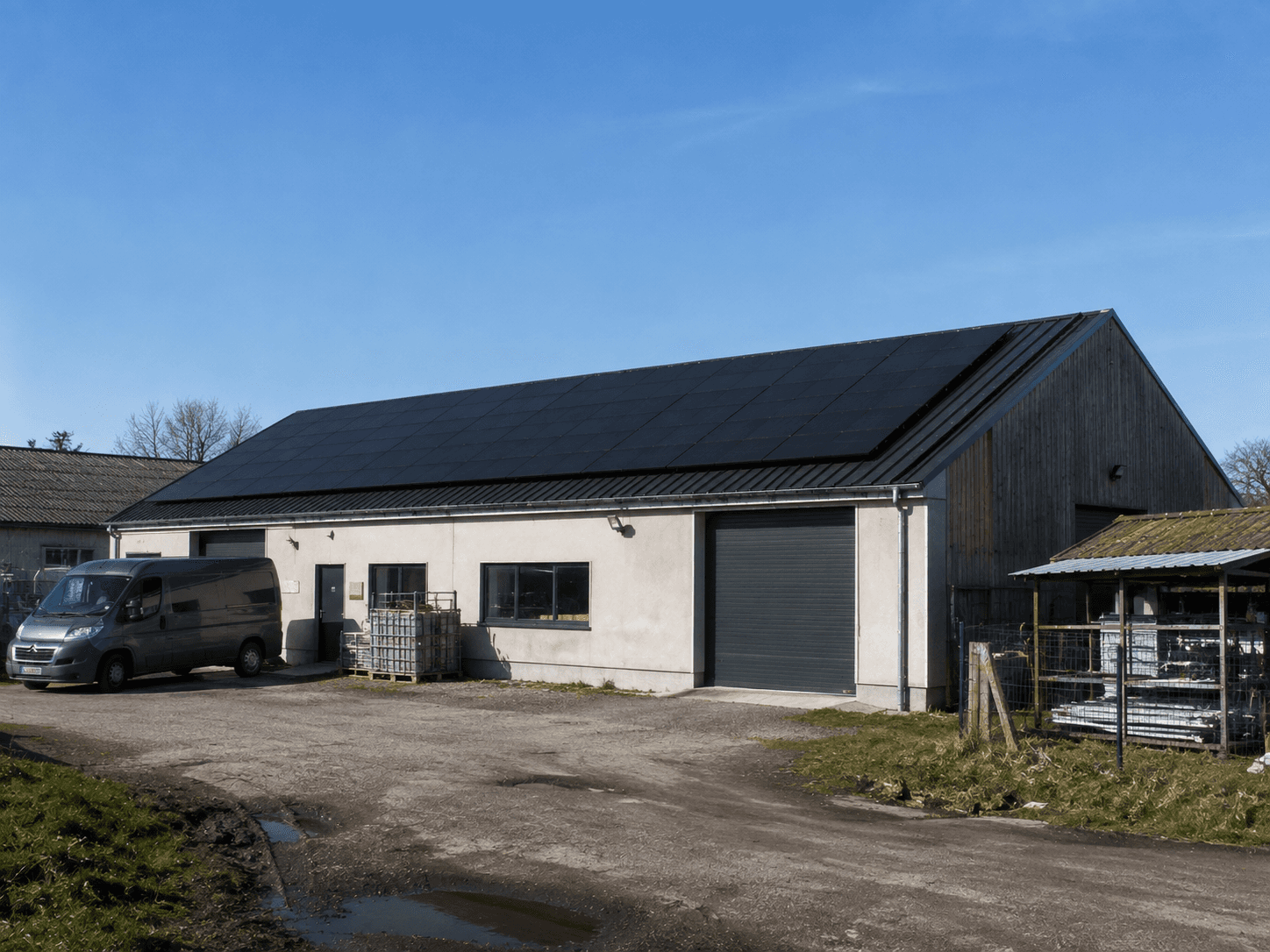 photo d'une entreprise avec des panneaux solaires sur son toit