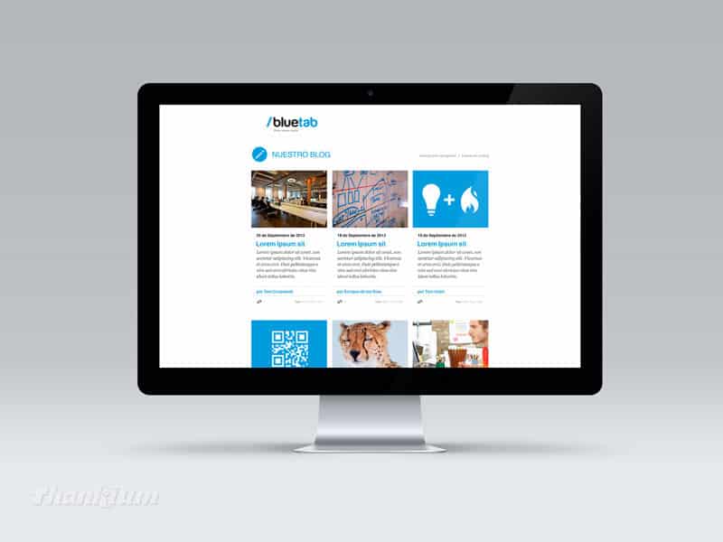 Diseño de página web de /bluetab en pantalla de computadora, muestra blog de empresa con imágenes y texto.