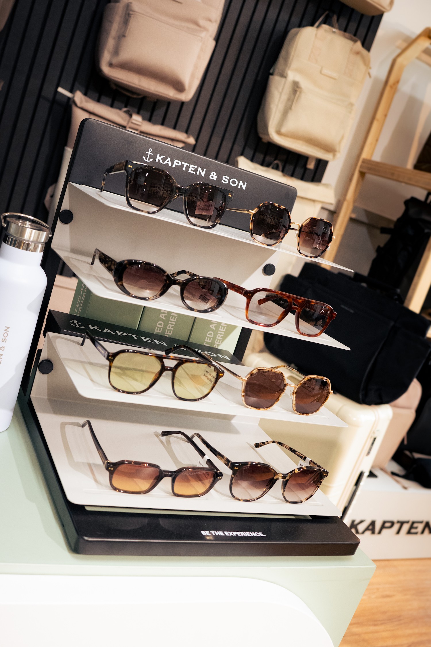 Un présentoir à lunettes dela marque Kapten and son