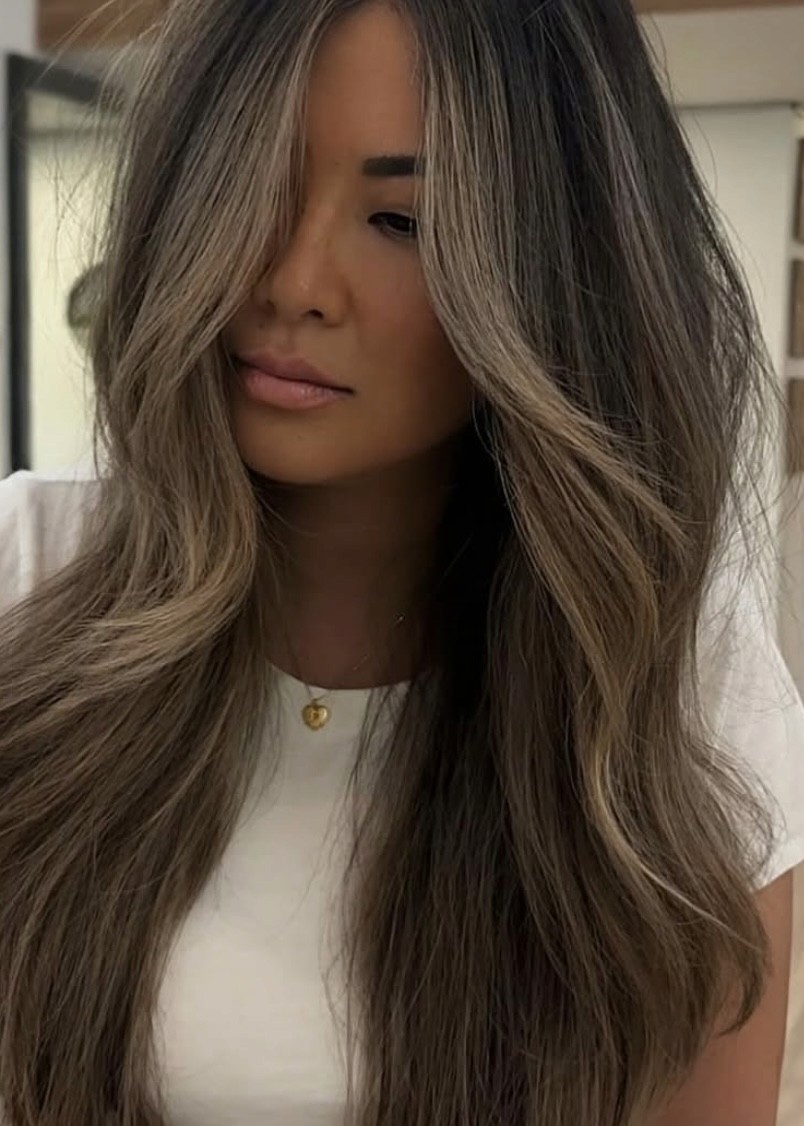 Dimensional brunette bob with face-framing highlights, stylish bob haircut, rich brunette tones