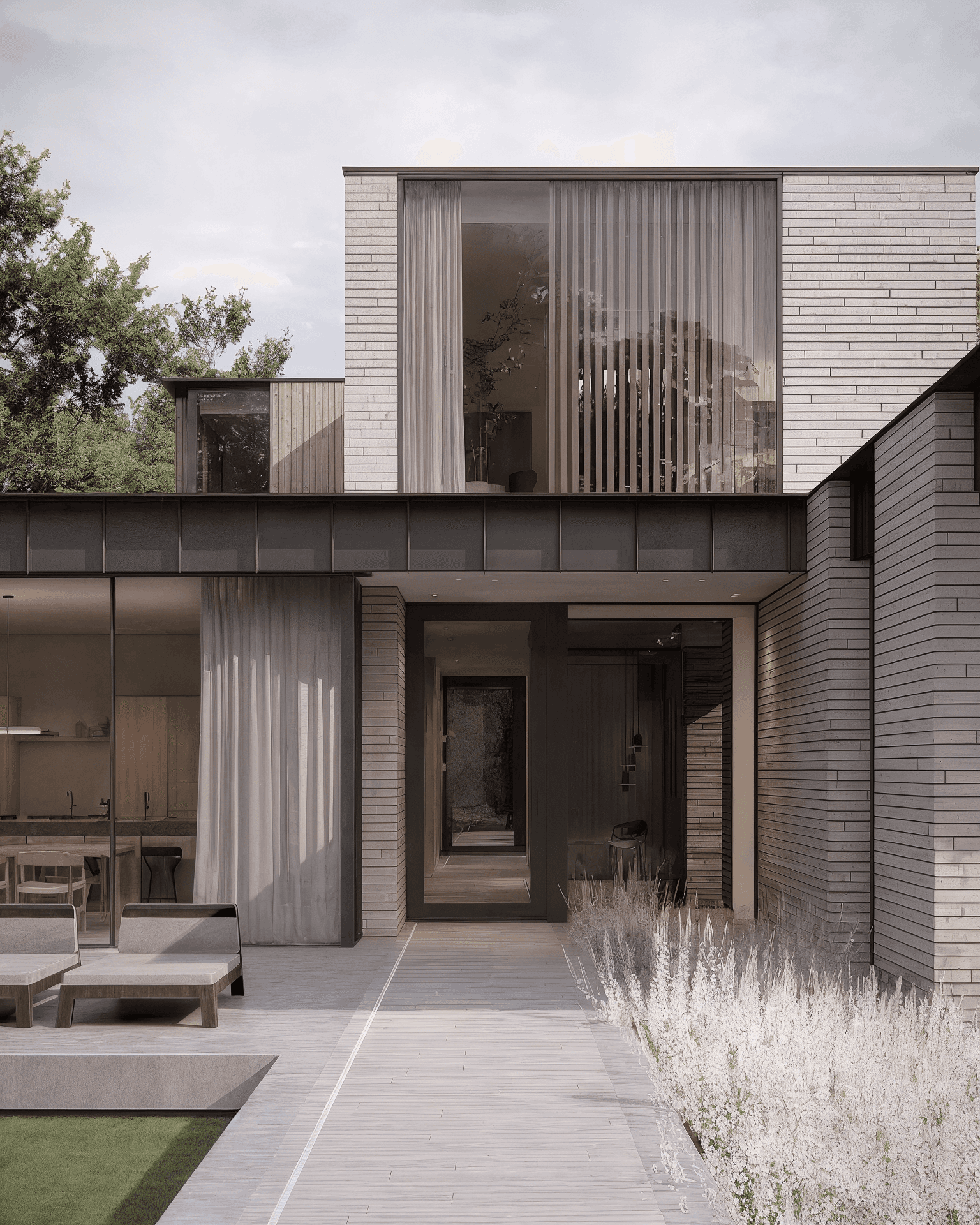 Achtergevel van moderne villa Grayhouse met entree en tuinpad