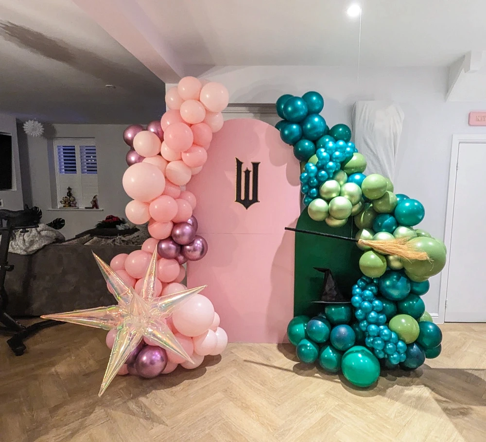 Custom sailboard backdrop with balloons for a kids’ party