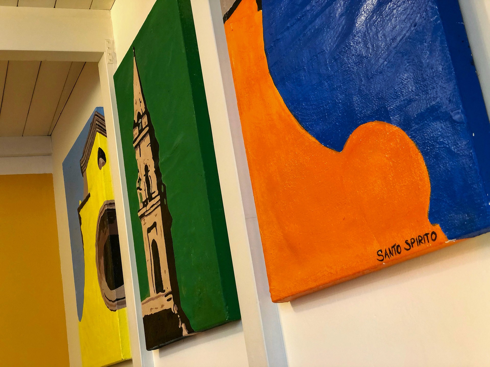 Immagine con dettaglio sui quadri appesi