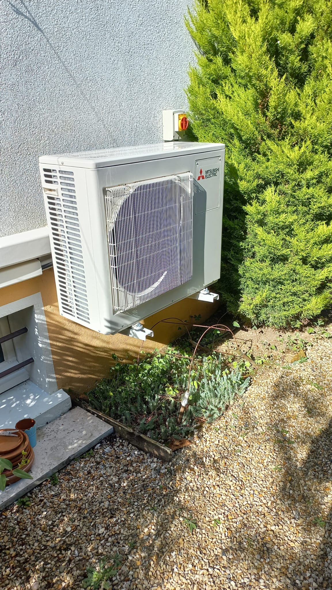 Photo d’installations sur Argenteuil - Clim Alain - Expert en installation de climatisation et pompe à chaleur à Argenteuil. Devis gratuit pour l'installation et l'entretien de votre système de climatisation. Service rapide et efficace !