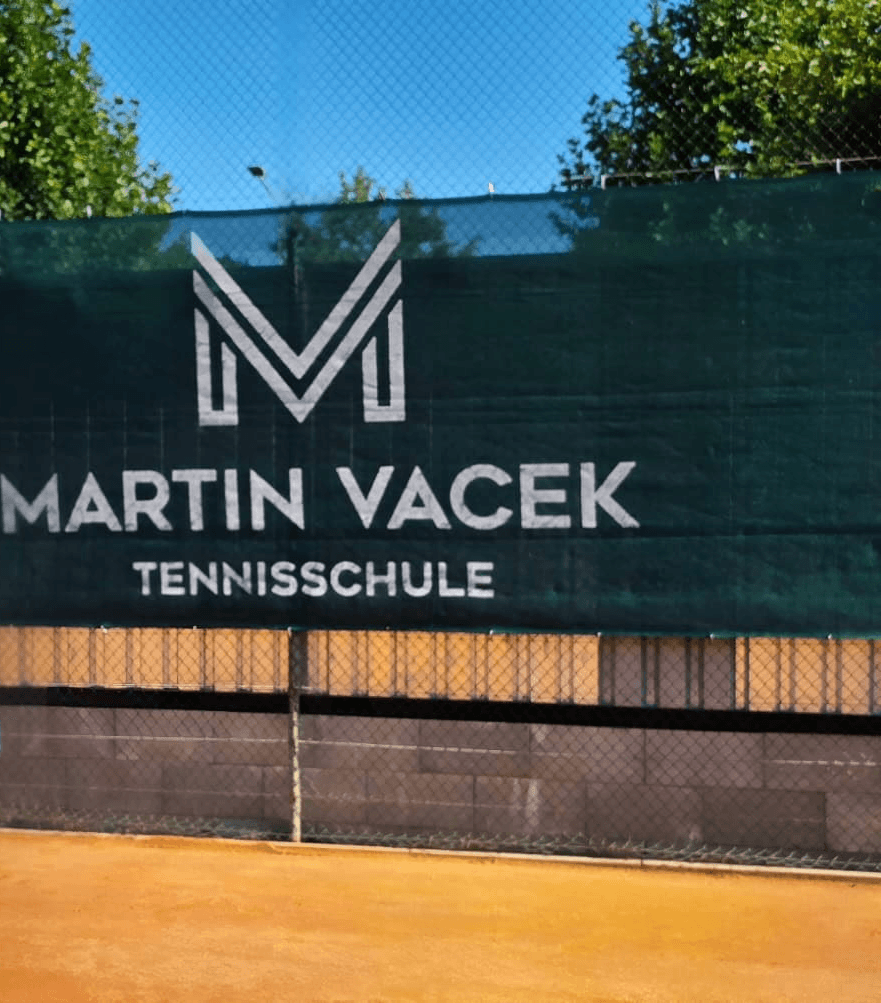 Logo auf Banner der Tennisschule Martin Vacek
