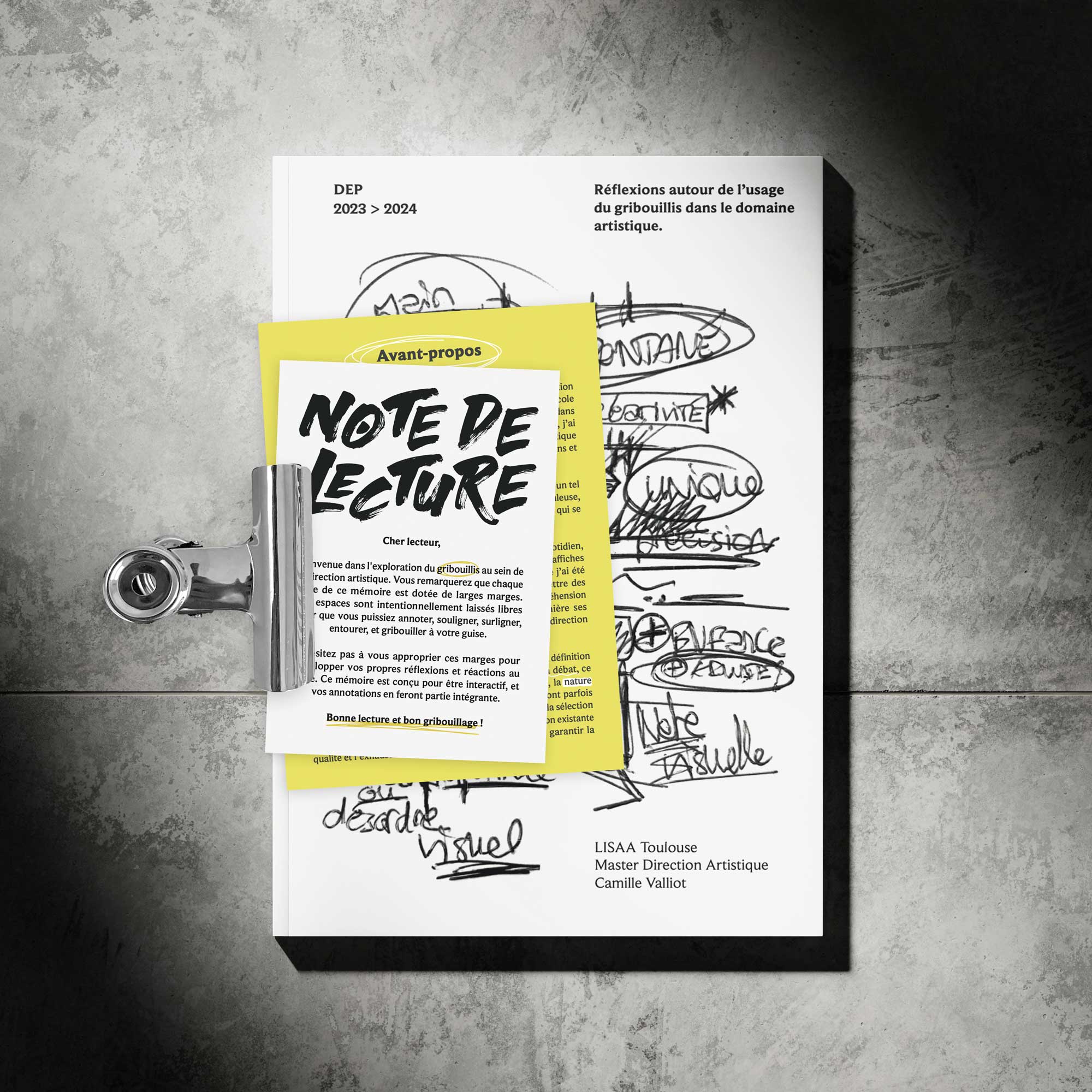 Couverture de mémoire en gribouillis, fiches jaune et blanche et pince à papier argentée