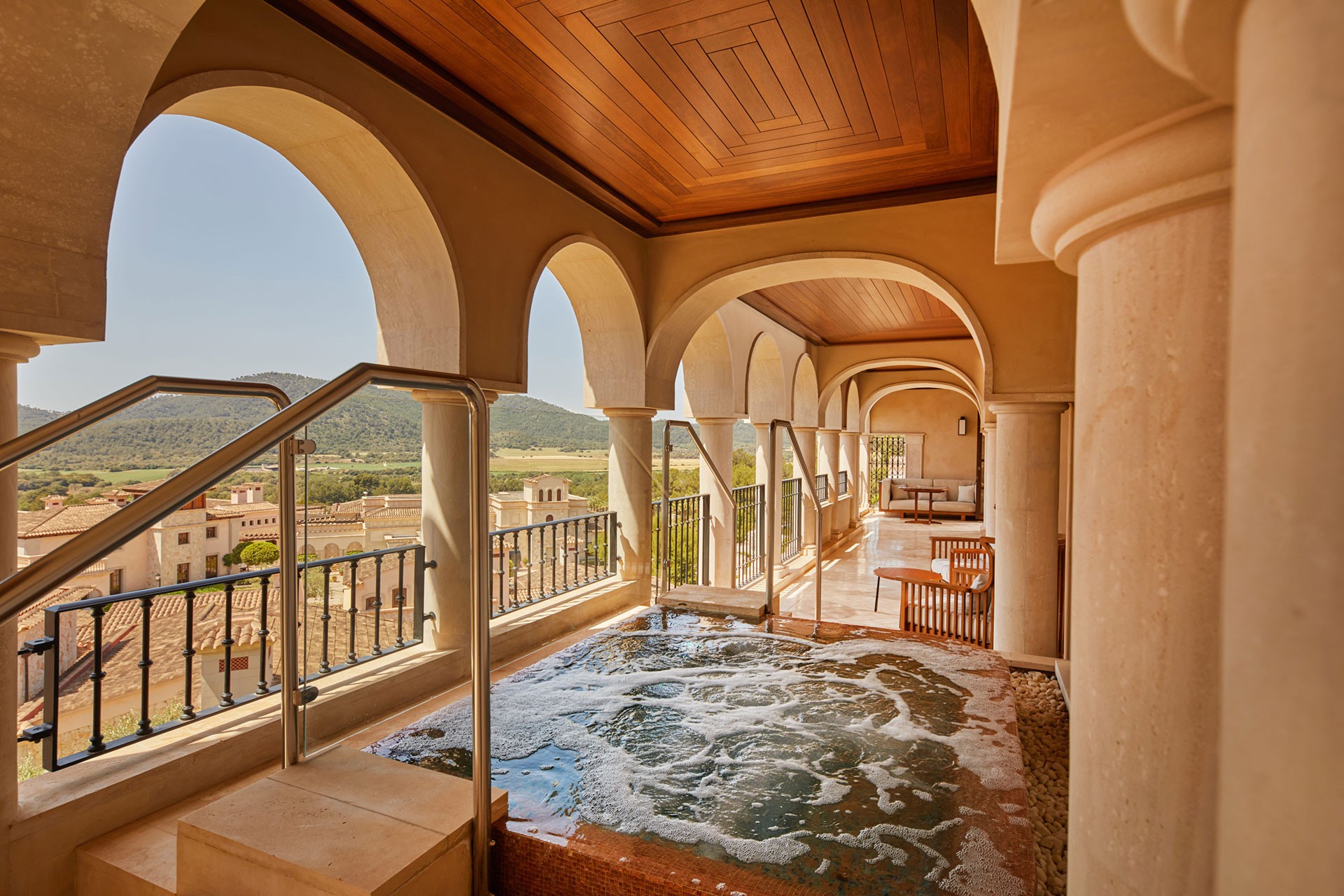 Luxury Jacuzzi Hotel