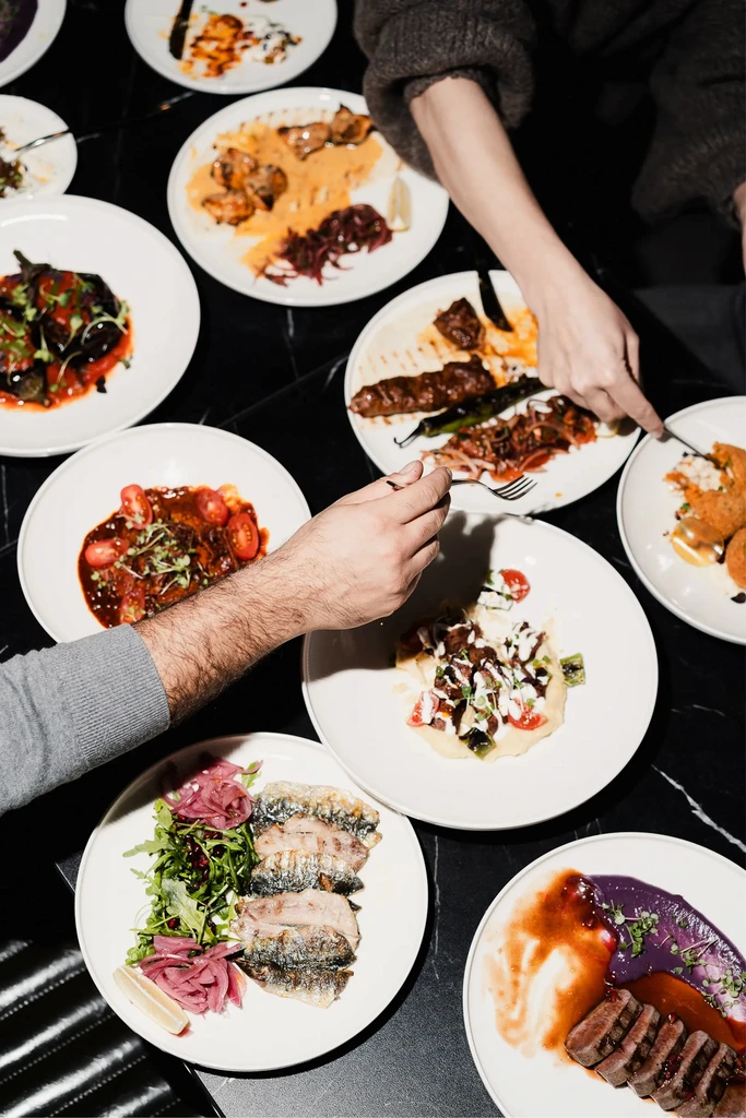 Mangal Mezze & Grill Saarbrücken : Dîner à partager, Mezze, grillades au charbon de bois, cocktails.