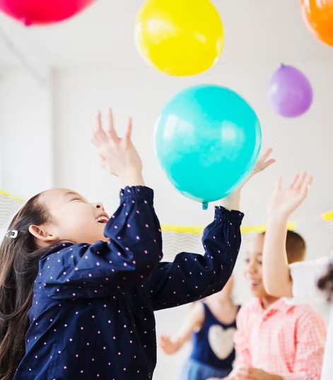 Ein Afrikanischer Elefant wirbelt Staub auf – Unterstützt durch die DAG Unternehmensgruppe im Rahmen der AMES Foundation zum Schutz bedrohter Tierarten.