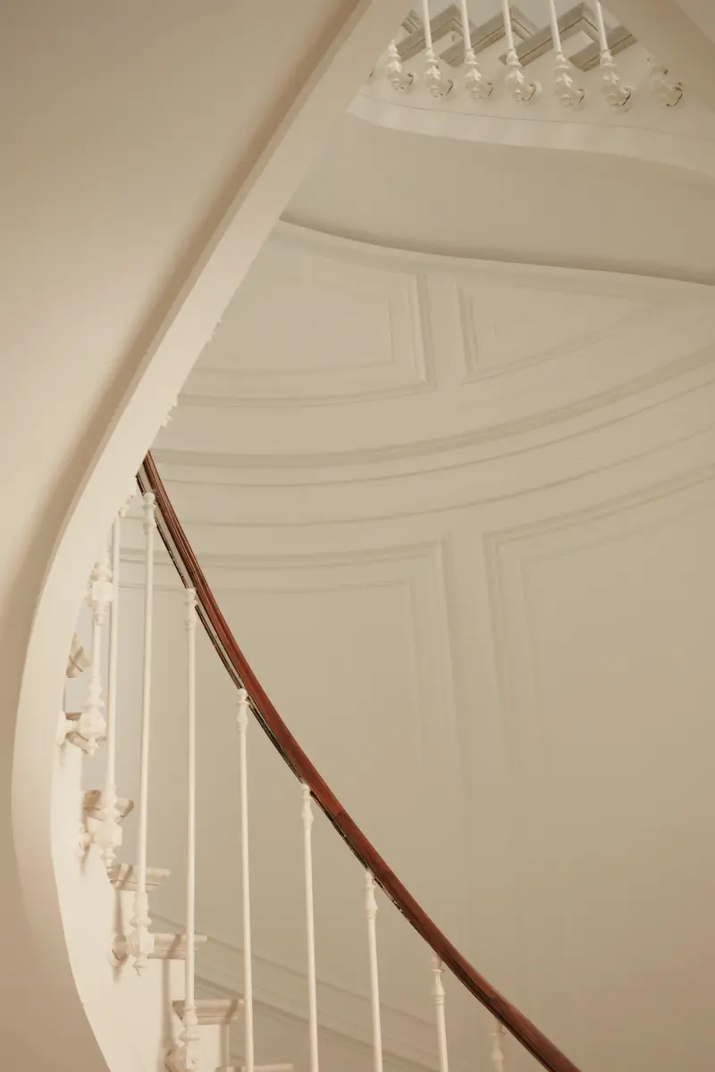 Escalier en colimaçon d'un immeuble ancien parisien