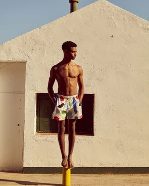 Dans le lookbook de la marque Danoise Another Aspect, le mannequin porte un costume gris et une chemise blanche