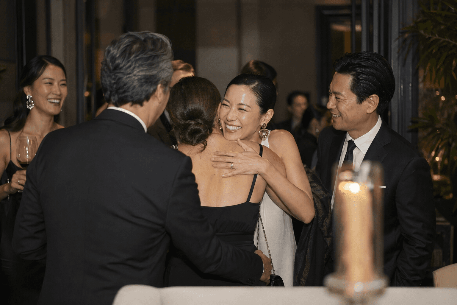 BW Event 360 策劃的香港私人派對現場，穿著優雅禮服與西裝的賓客在溫馨 VIP 聚會中熱情相擁。