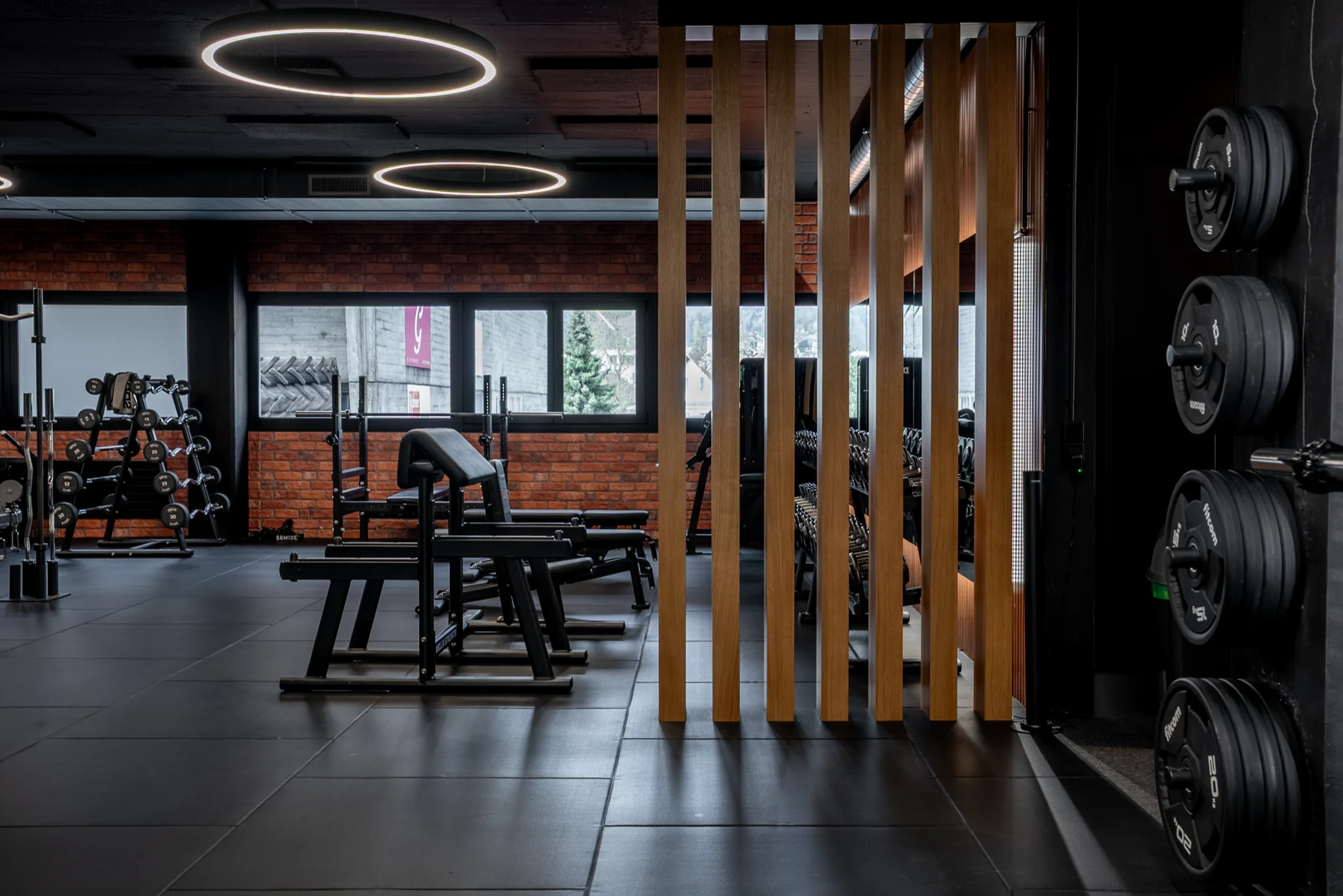 Moderne Trainingsgeräte und Hanteln bei Kraftwerk Fitness Heerbrugg