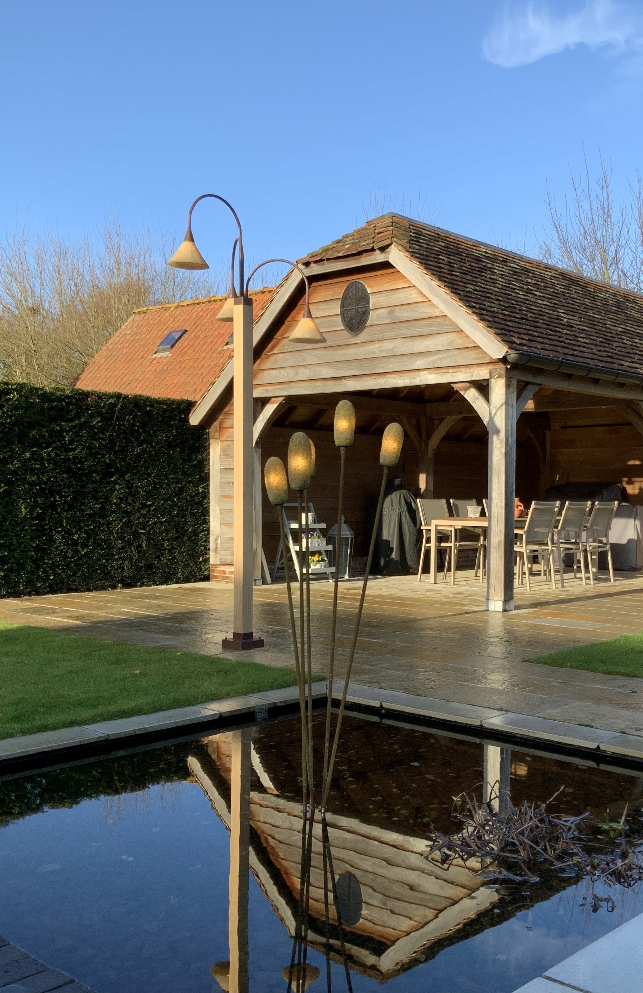 Maatwerk gevelverlichting van Bellini Lighting op een buitenmuur voor sfeer en zichtbaarheid