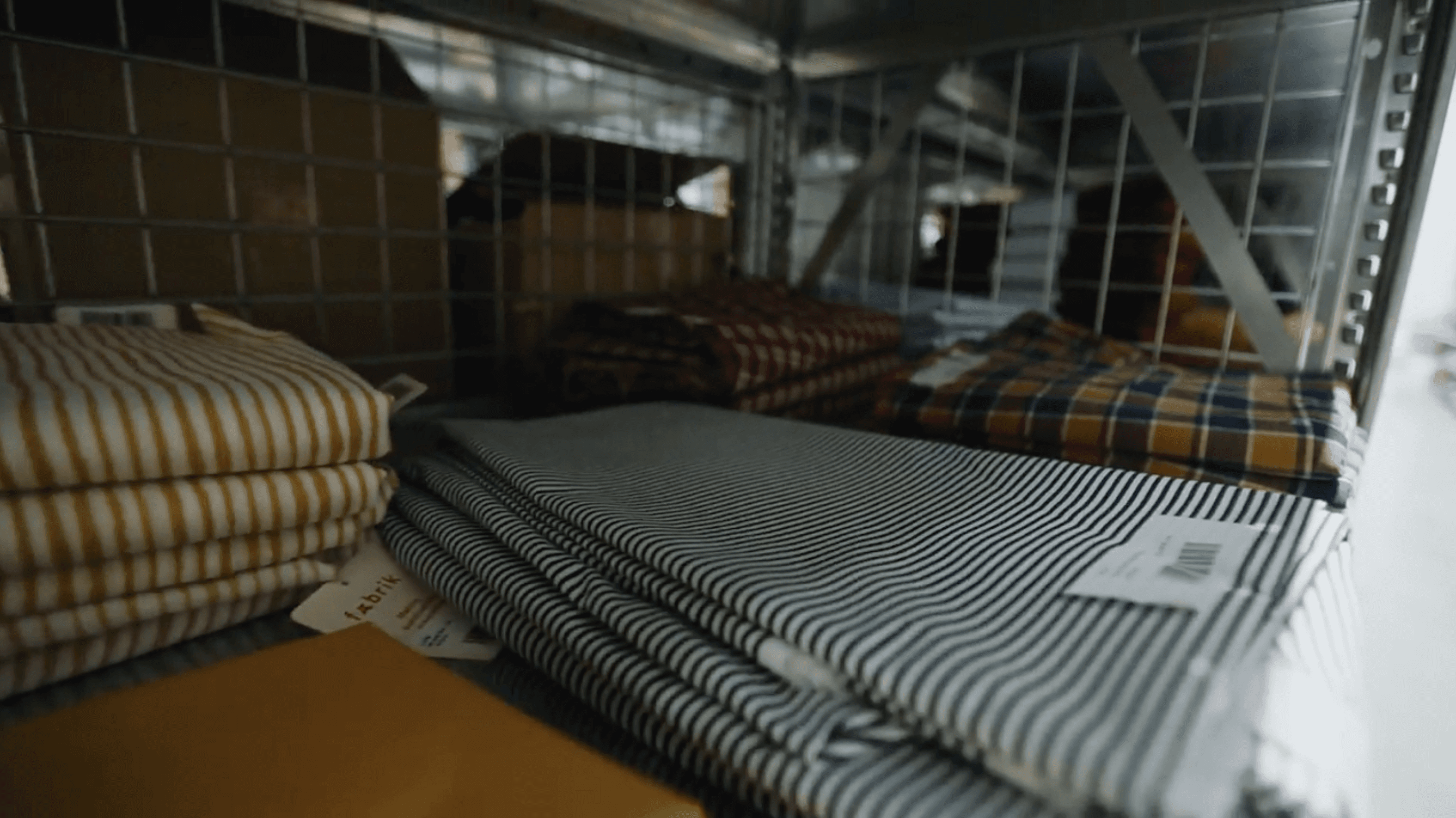 Tekstiler i en lagerhylle
