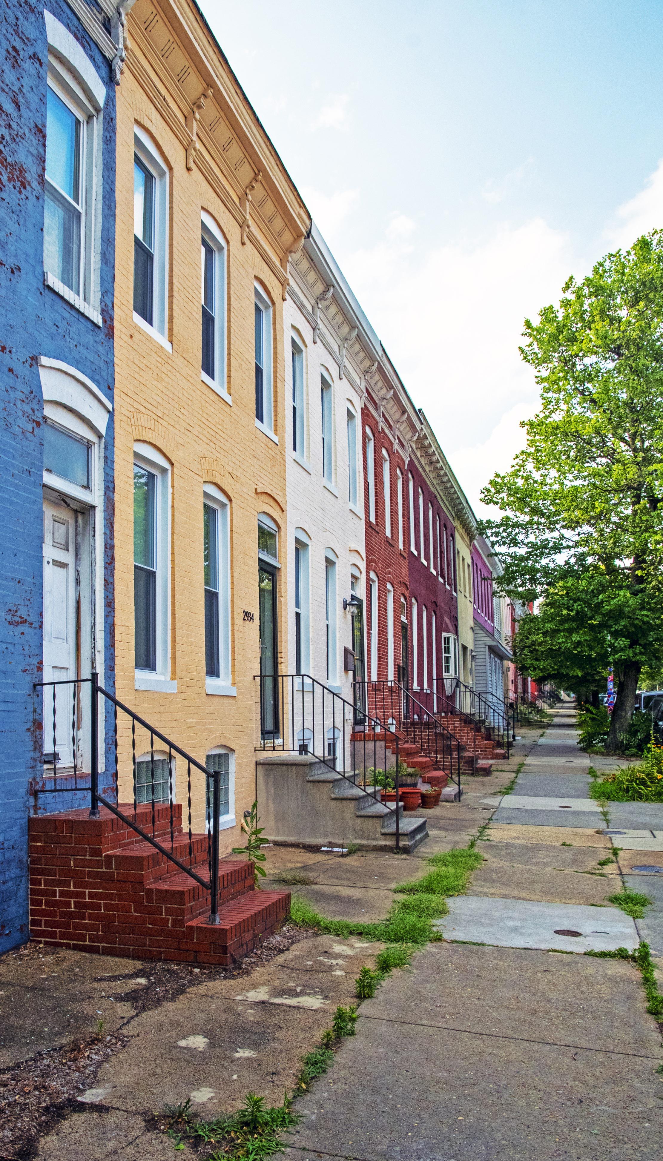 colorful rowhouses in Baltimore