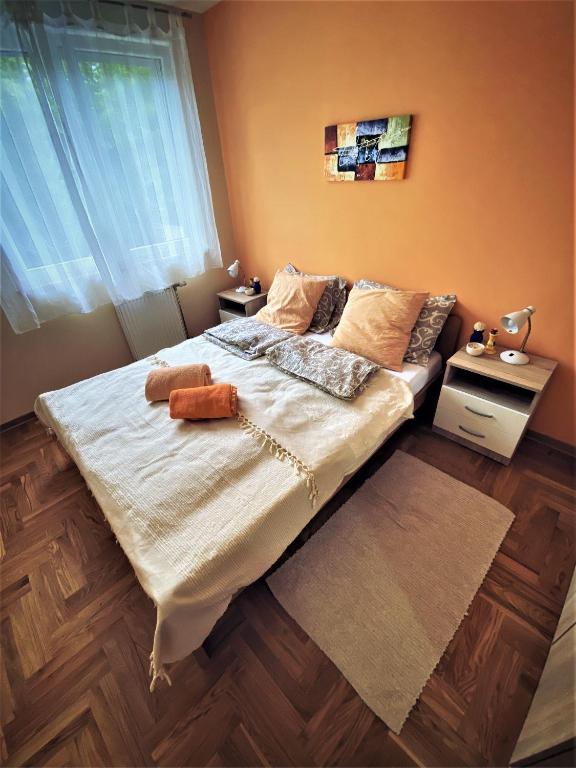 Slika sobe Deluks Apartmana u Novom Sadu.