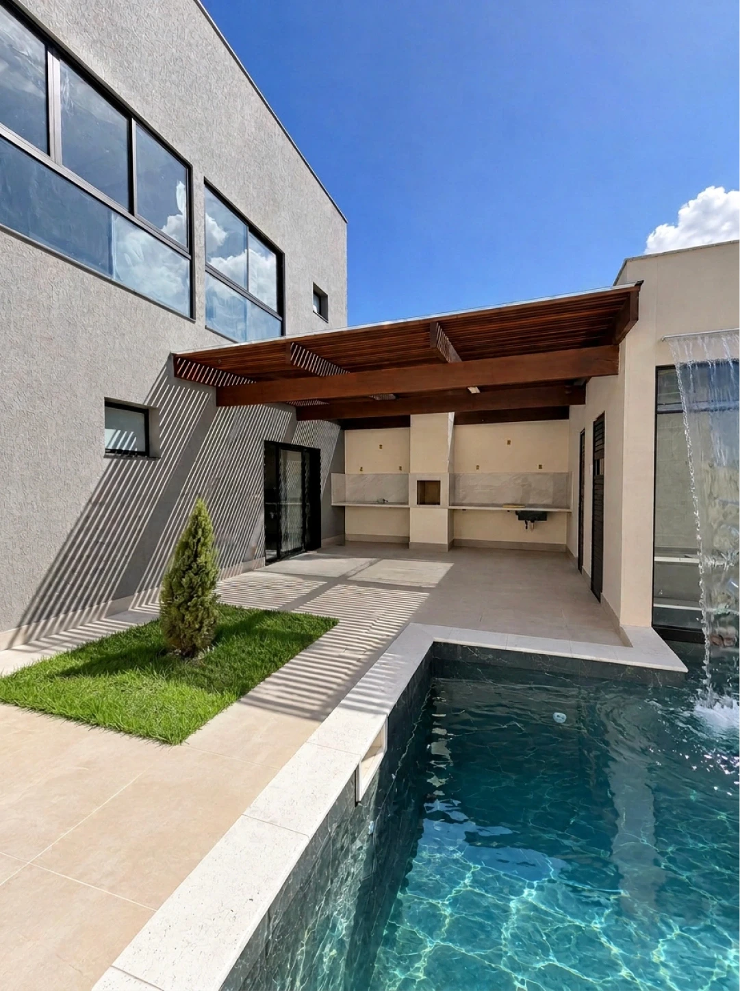 Piscina · pergolado e churrasqueira