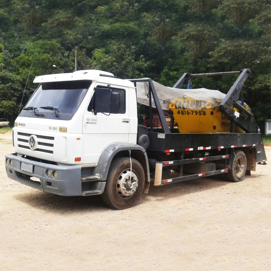 Caminhão da frota da GP Caçambex.