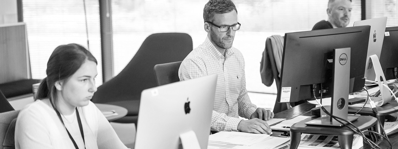 Portrait d'une conseillère en gestion de patrimoine IIDF souriante, experte en optimisation fiscale et Loi Jeanbrun.