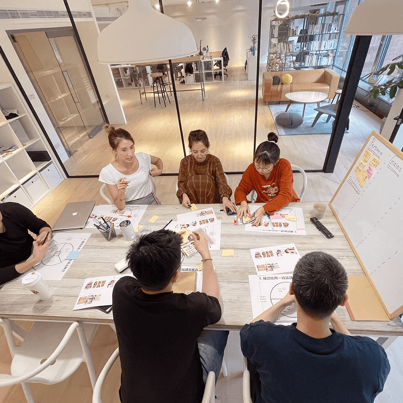 聚好策略內部團隊工作討論照片