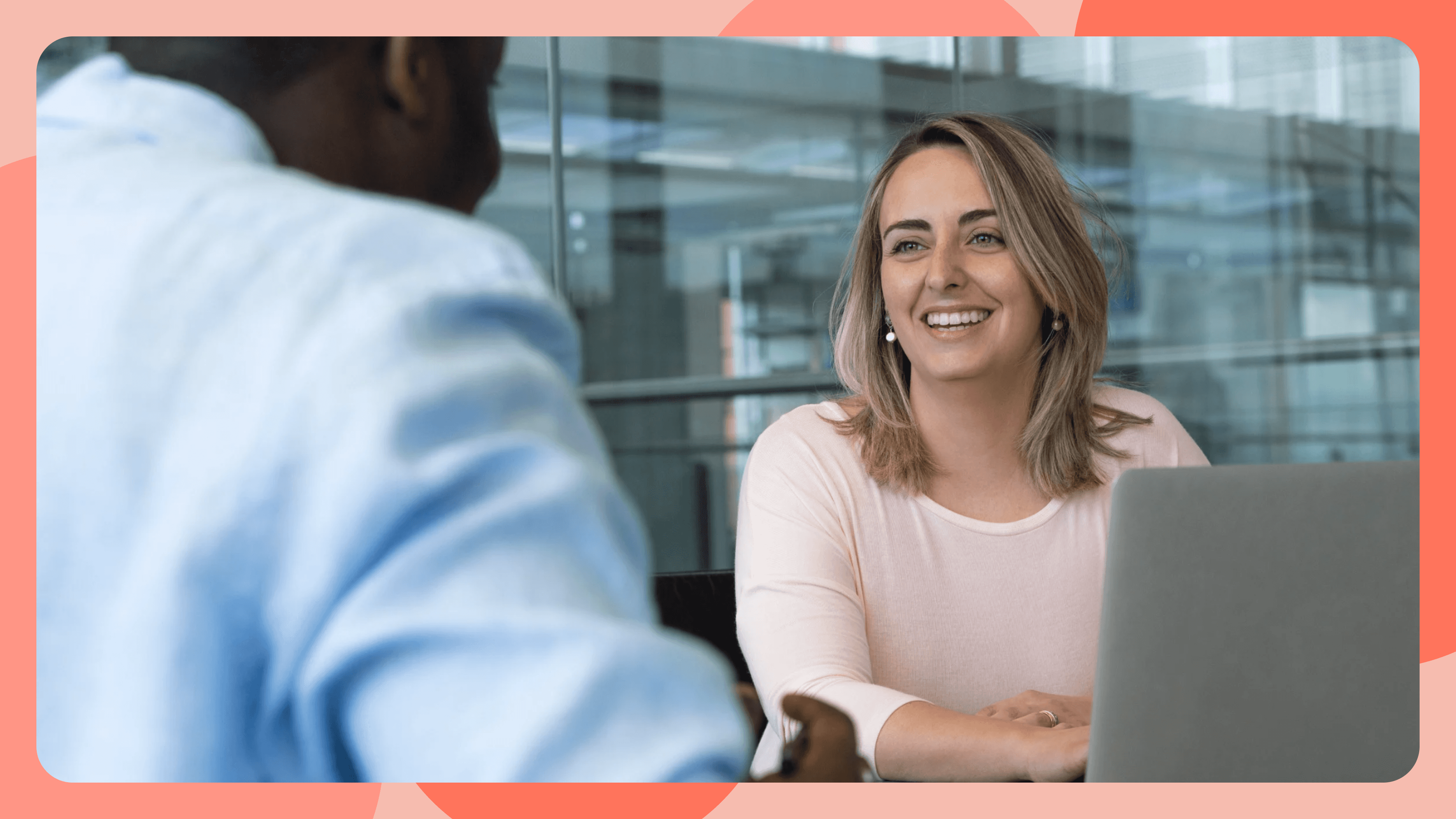 Interview zwischen zwei Personen.