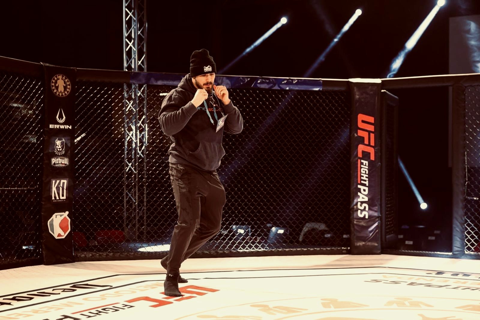 Kämpfer beim Aufwärmen im MMA-Cage