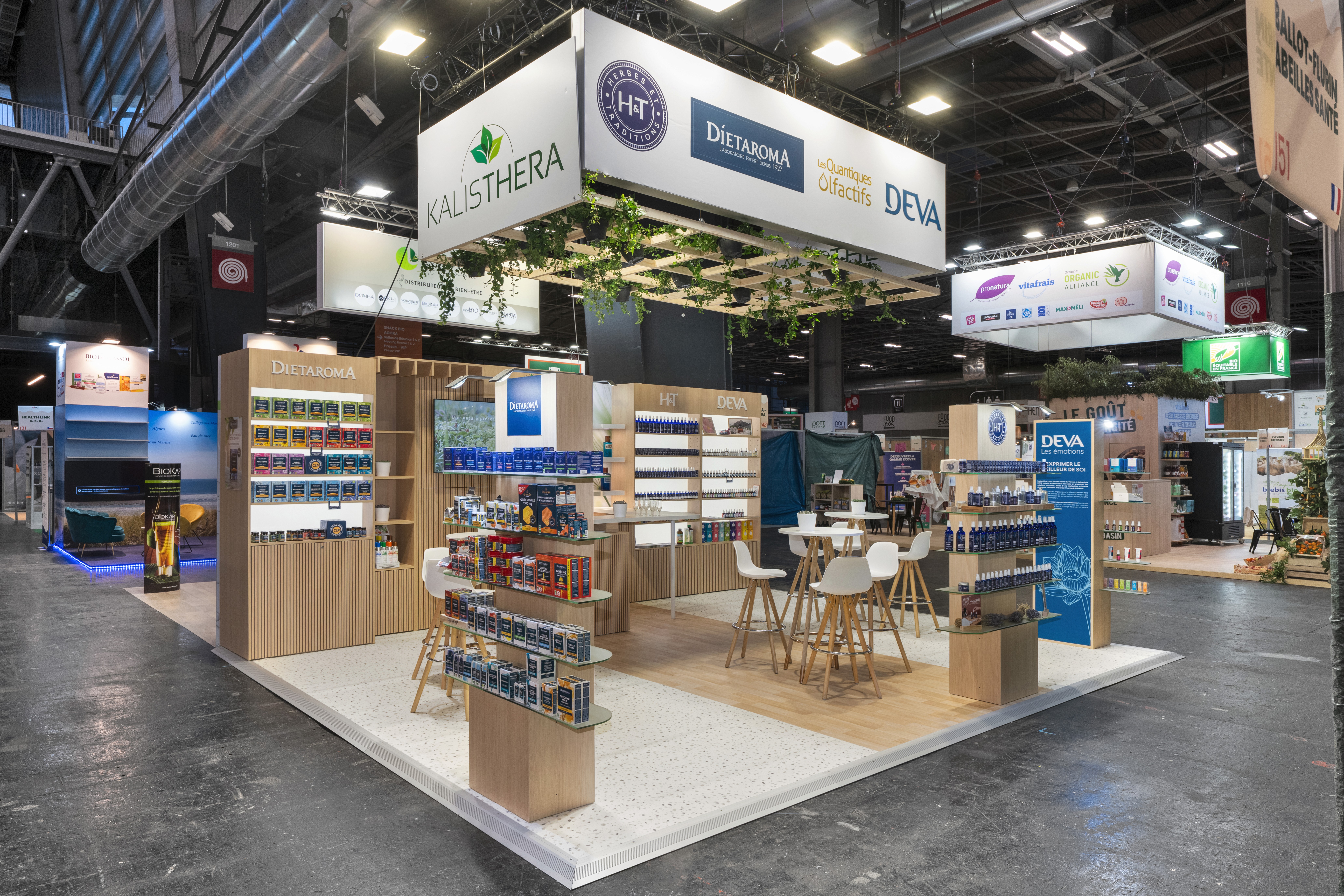 Stand Alma Bio Distributeur Natexpo 2025 – scénographie naturelle et végétale avec signalétique suspendue, conception Expace