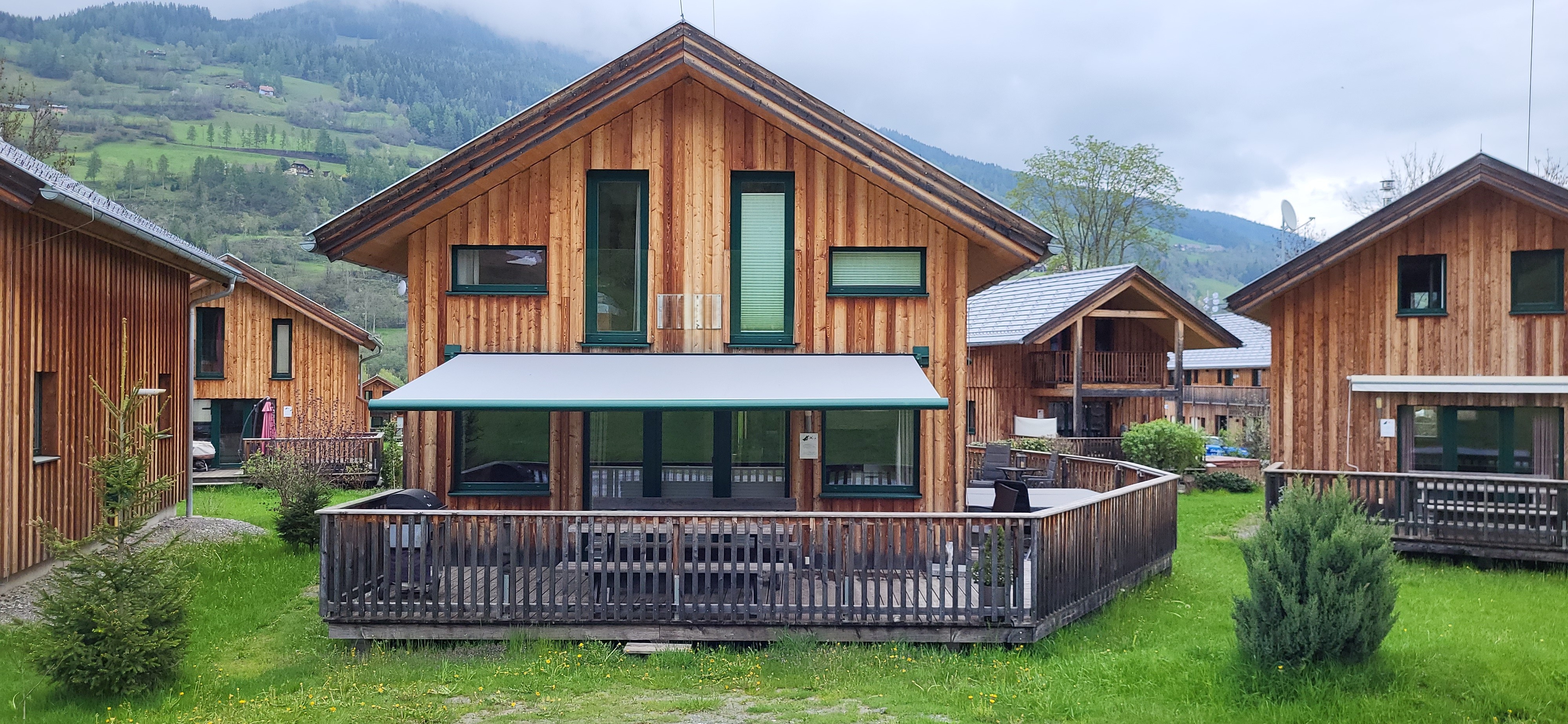Südausrichtung der großen Terrasse mit direktem Blick auf die Skipiste des Kreischbergs
