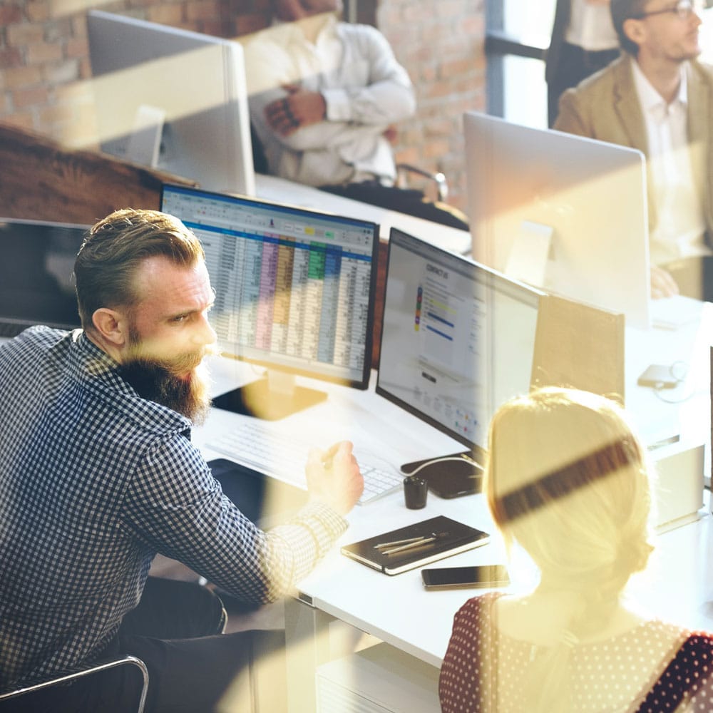 Bild von Personen, die an einem Computer arbeiten