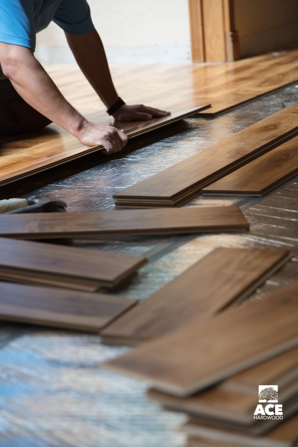 專業裝修師傅鋪砌木地板工程，展示地板材料安裝流程及防潮底墊鋪設，提供一站式香港家居裝修及地板工程服務。