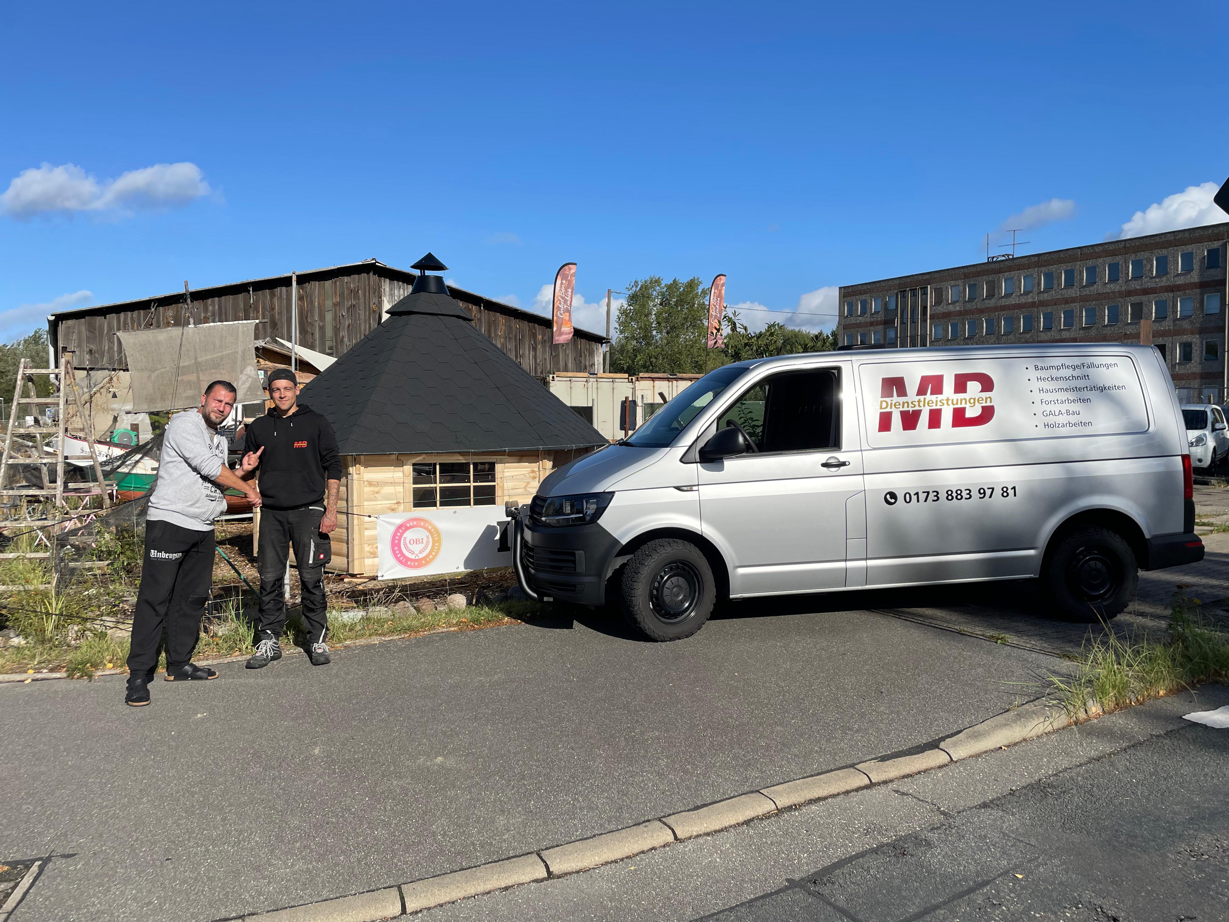 Mitarbeiter von MB Dienstleistungen mit Transporter – Garten- und Landschaftsbau in der Region Waren (Müritz)