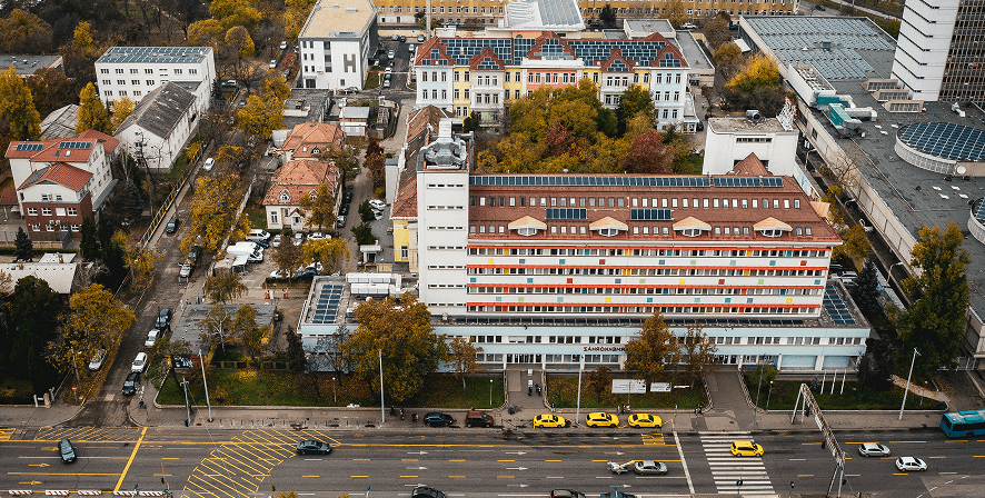 Madártávlatból fotózott épületkomplexum utcákkal övezve.