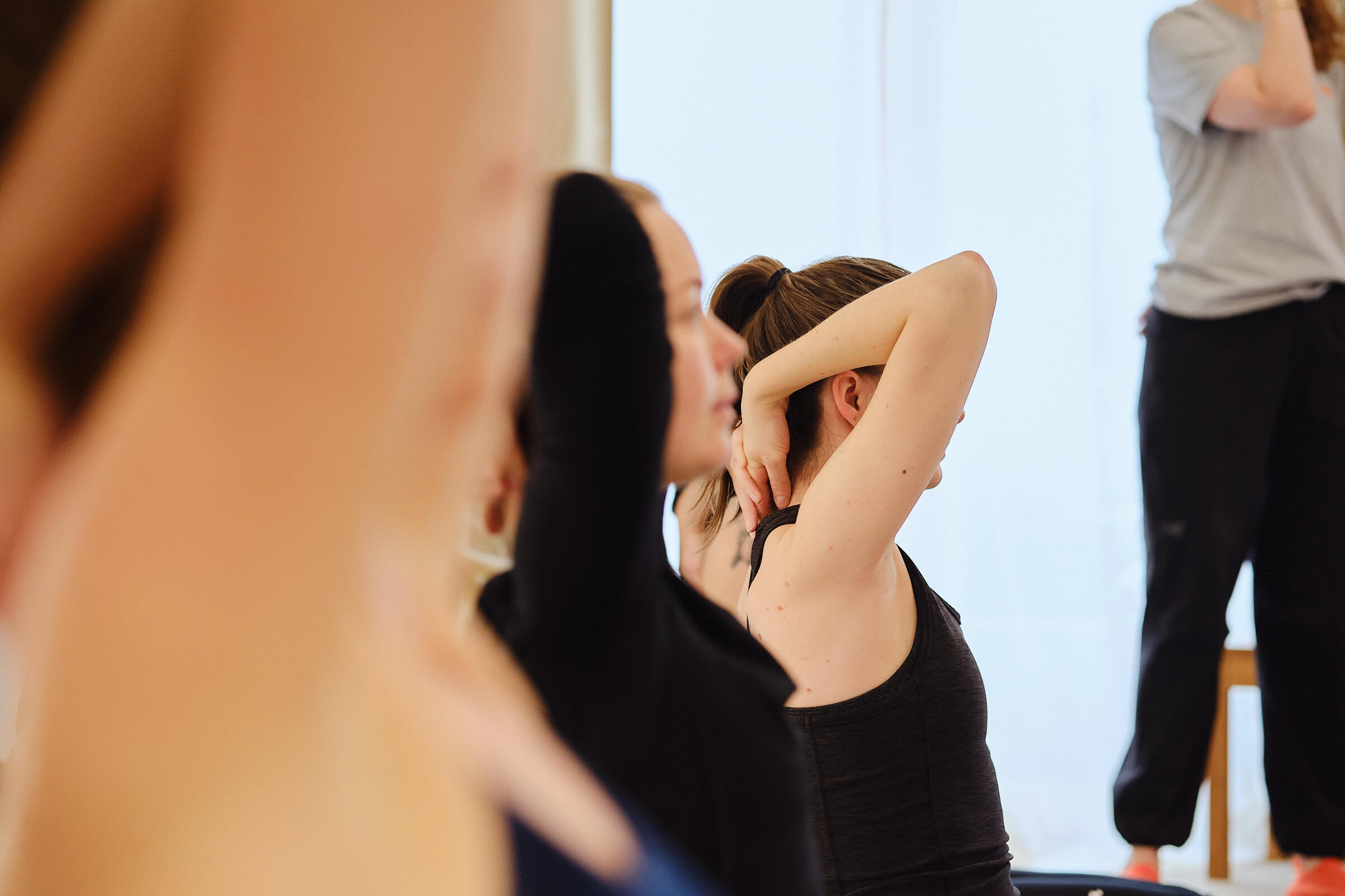 Grinede kvinde på pilates måtte