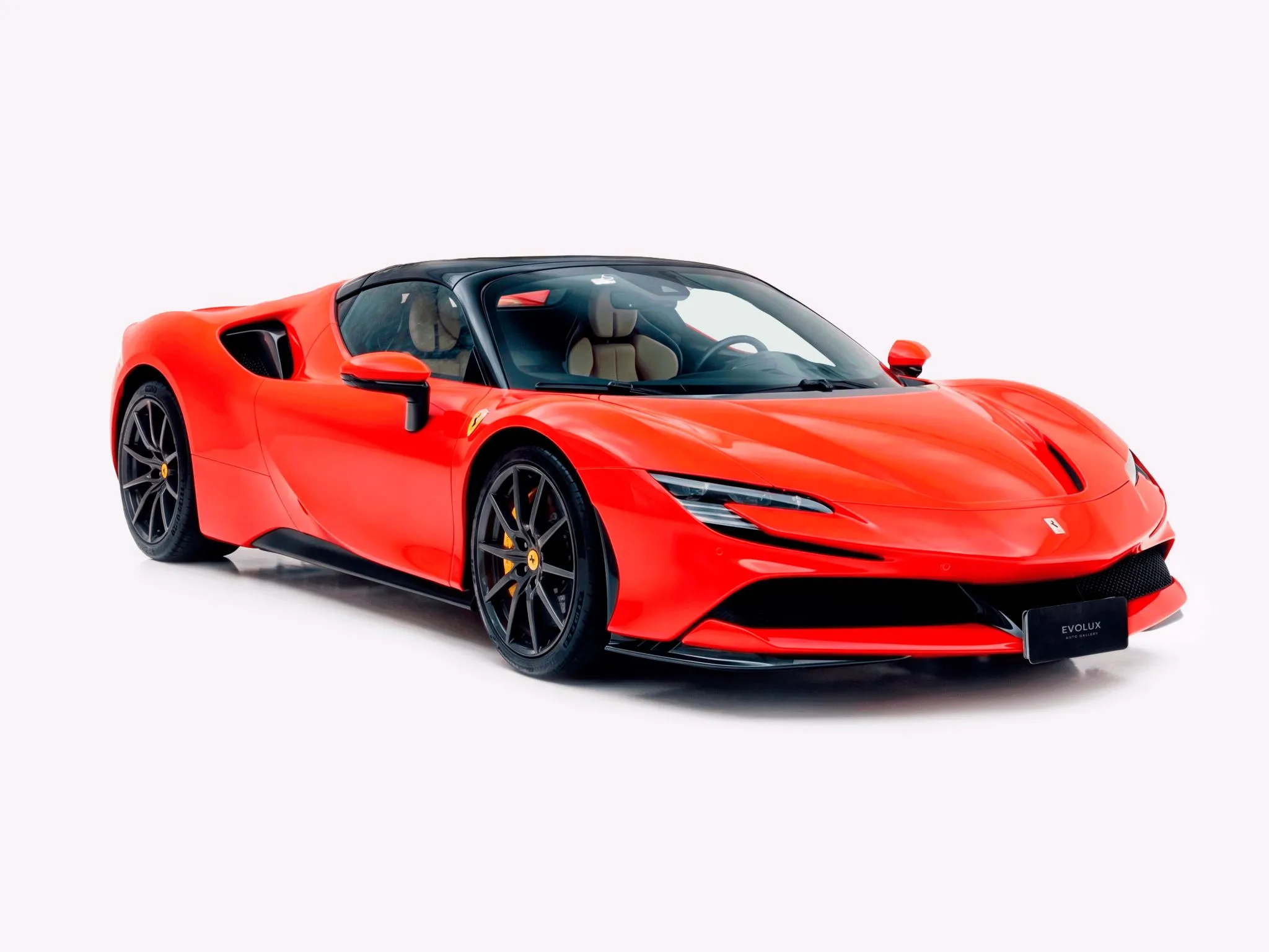 SF90 Spider rojo en 3/4 sobre fondo blanco