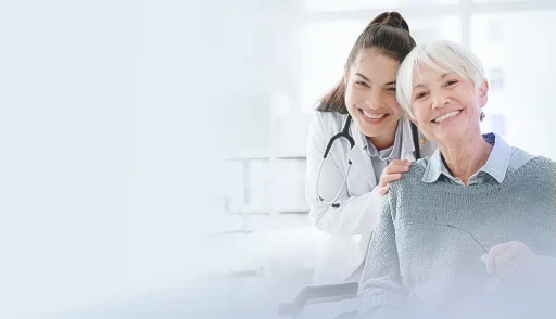 médica-jovem-e-paciente-idosa