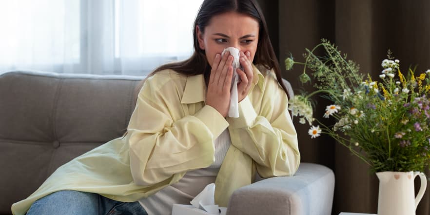 Жінка витирає ніч, дивлячись на квіти