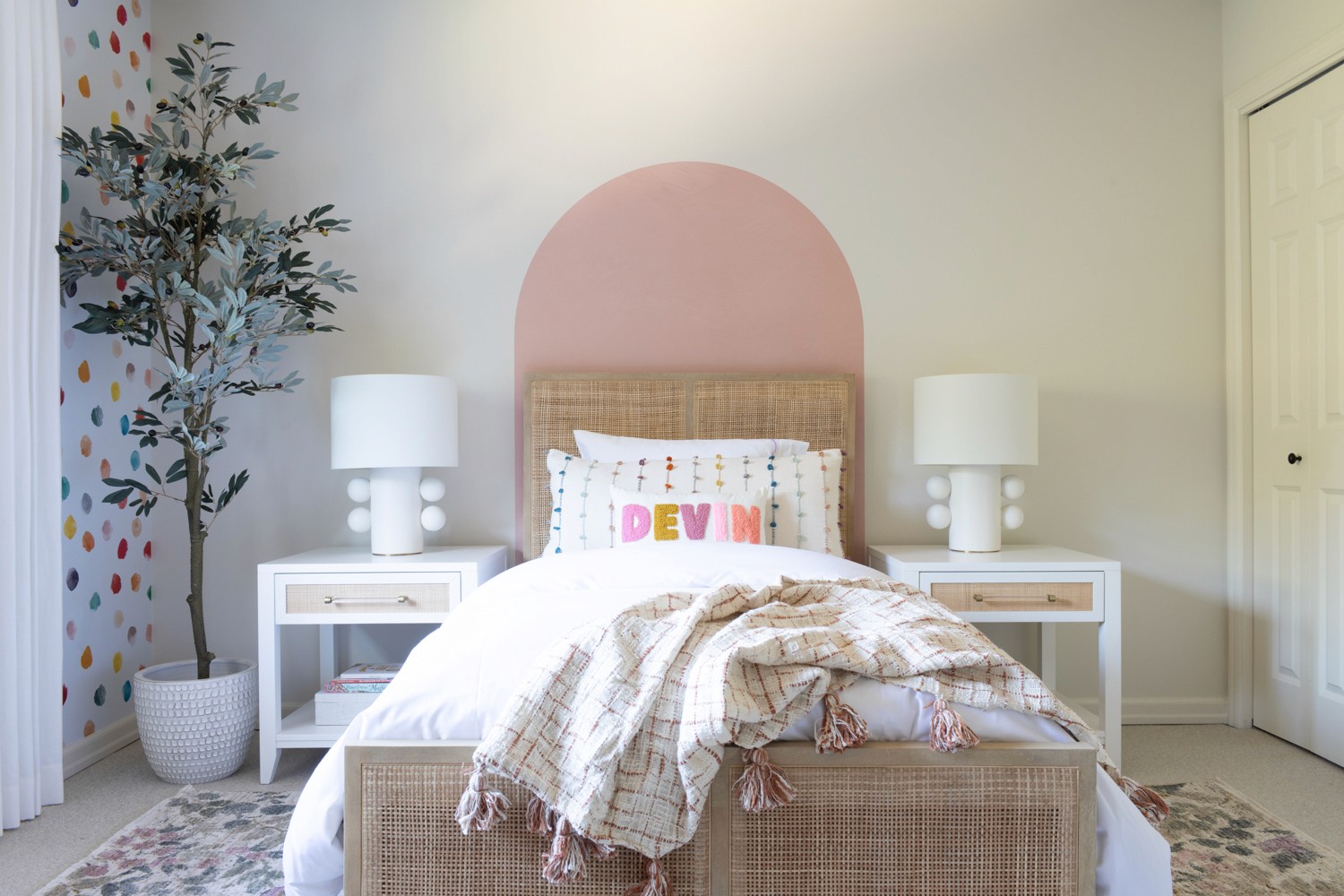 We're excited to share details from The Medina House — one of our favorite interior design + remodeling projects in Medina, Washington. This home embodies a graceful transition, blending SoCal charm with refined Northwest living for a truly elegant sanctuary.