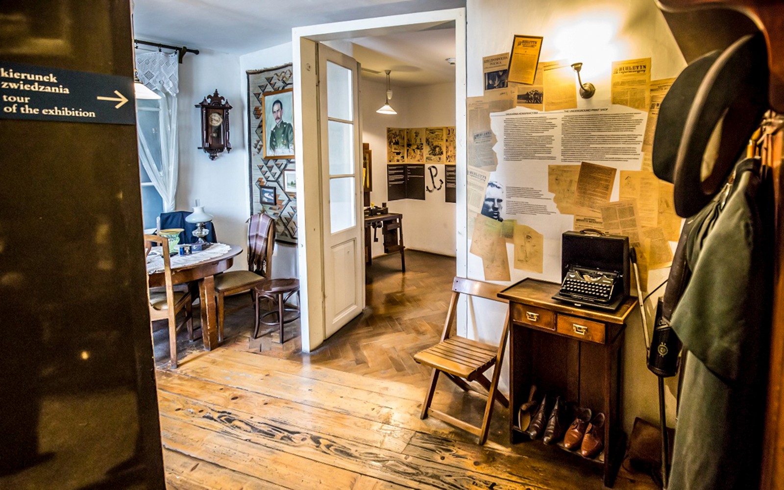 Rondleiding in Krakau: het interieur van Schindler's Fabriek met typemachine en historische documenten.
