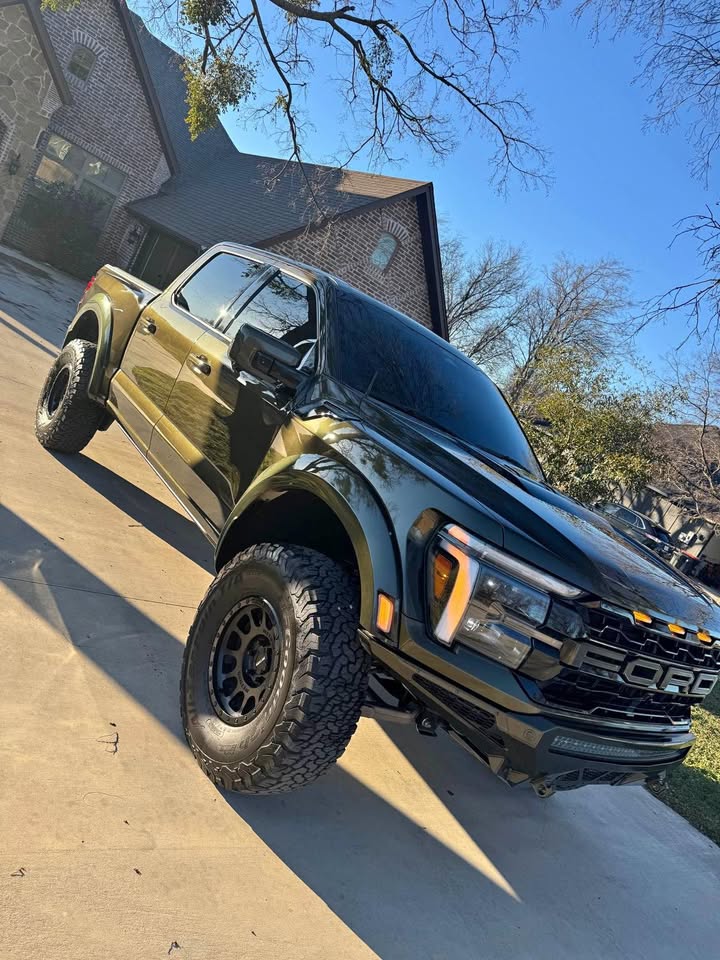 people near TAj Mahal