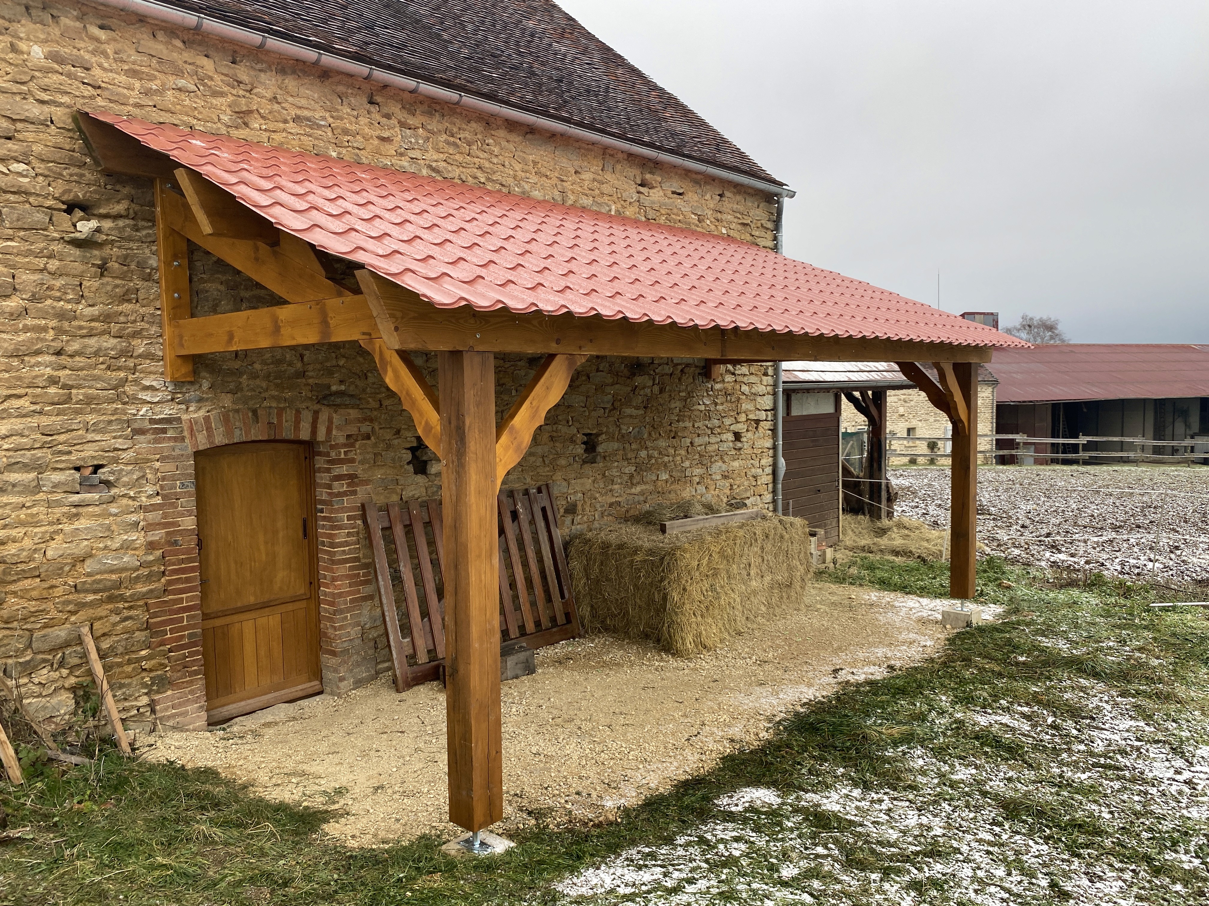 Construction d'une pergola sur-mesure en bois pour aménagement de terrasse dans l'Yonne
