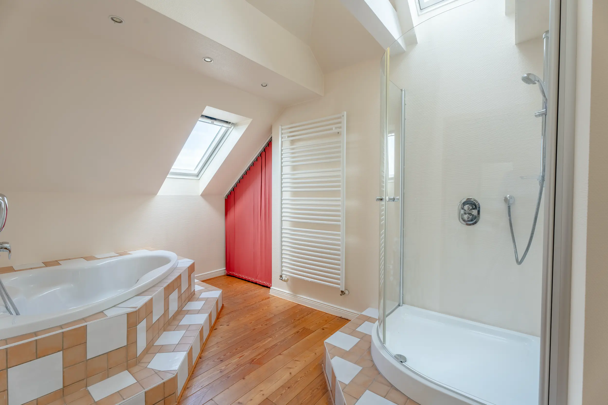 Badezimmer im Dachgeschoss der Bürovilla Gronau (Westfalen) mit freistehender Wanne und Dachfenstern