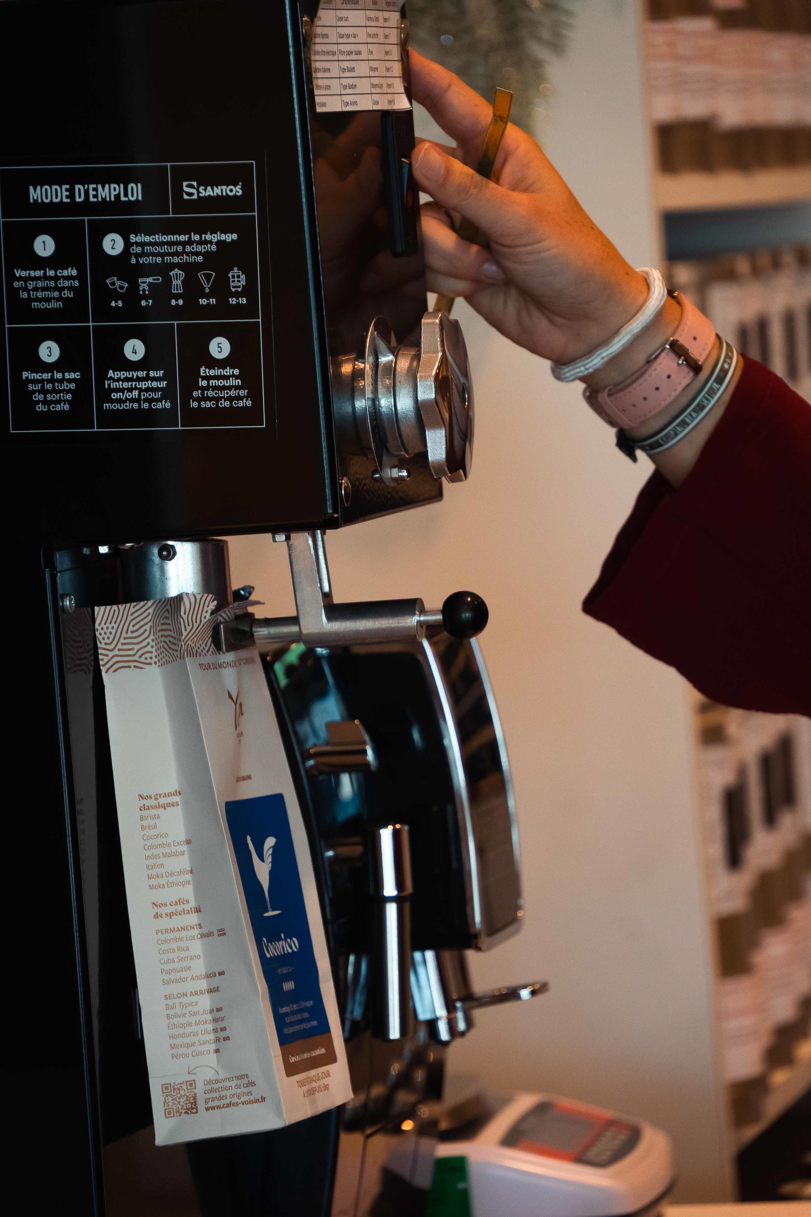 Préparation d'un café avec le café en grain Voisins par une collaboratrice pour un client