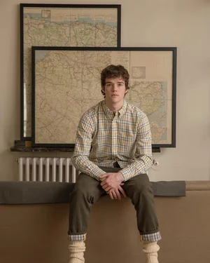 Dans le lookbook de la marque Danoise Another Aspect, le mannequin porte un costume gris et une chemise blanche