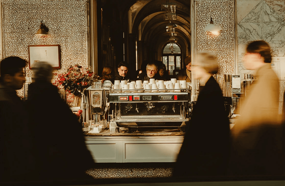 Las cafeterías tienen el ciclo de visita más corto del retail de servicios: algunos clientes vienen todos los días. Explicamos cómo diseñar un programa de fidelización que convierta ese hábito diario en lealtad explícita y en crecimiento por referidos.