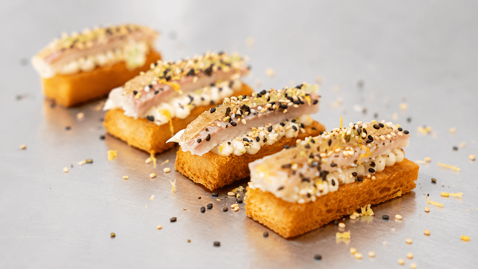 Food Factory medewerker met cateringmateriaal