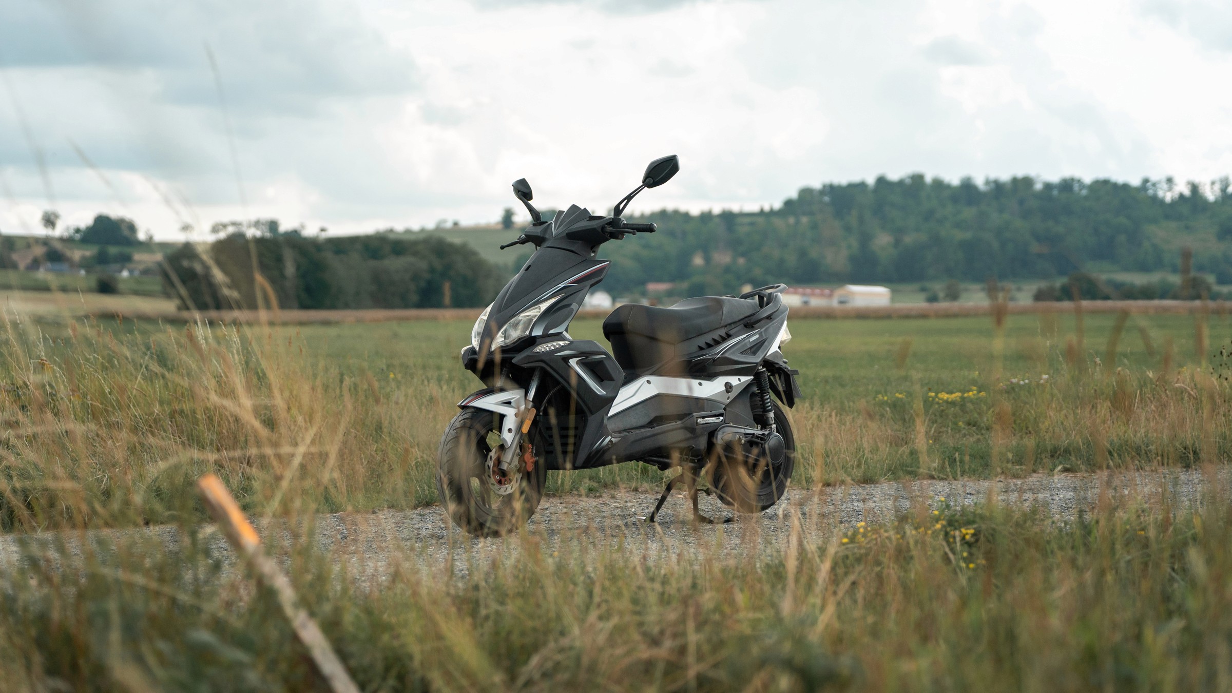 Herkules Matador Roller Außenansicht – wendiges AM-Fahrschulfahrzeug in Neustadt bei Coburg & Rödental.