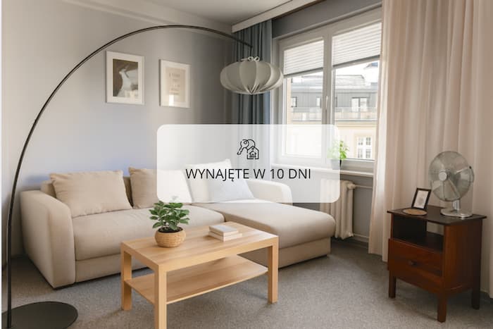 Jasny salon z narożną sofą, stolikiem kawowym i dużym oknem w mieszkaniu w Warszawie