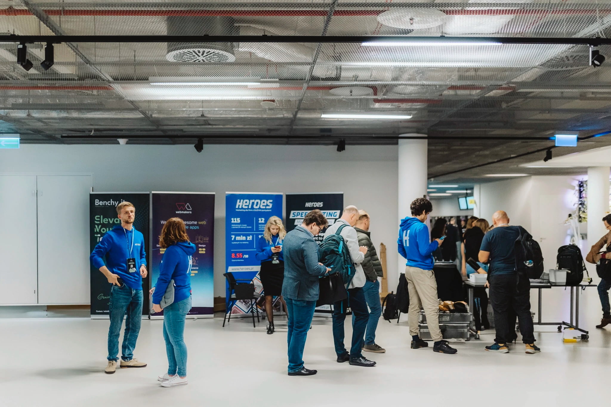 zespół Heroes dyskutujący w biurowcu