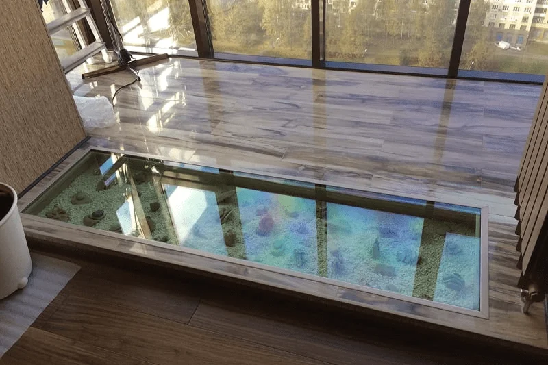 Textured glass panel with patterned surface